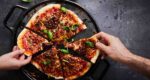 bitcoin-pizza-day:-a-compra-da-pizza-mais-cara-do-mundo-completou-13-anos-–-ainda-vale-a-pena-investir-no-btc?