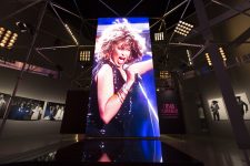 ‘ja-era-homenagem-e-agora,-com-a-morte-dela,-esta-mais-a-altura’,-diz-curadora-de-mostra-sobre-tina-turner-em-sp