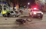 motociclista-tenta-fugir-da-pm-e-so-para-apos-causar-acidente-com-carro-em-pocos-de-caldas,-mg