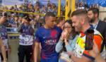 mbappe-atinge-nariz-de-torcedora-apos-errar-chute-e-vai-ate-arquibancada-pedir-desculpas;-veja-video