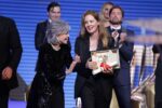 jane-fonda-joga-premio-em-diretora-vencedora-no-festival-de-cannes;-veja-o-video