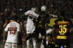 tecnico-do-sao-paulo-liga-alerta-sobre-possivel-lesao-de-arboleda:-“e-um-risco”