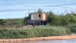 video:-casa-construida-em-banco-de-areia-no-meio-do-rio-doce-e-demolida-em-linhares,-norte-do-es