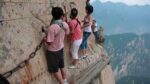 turistas-andam-a-beira-do-abismo-na-china