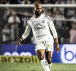 messias-passa-mal-apos-choque-de-cabeca-em-classico-e-sera-reavaliado-no-santos