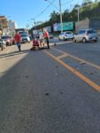 camera-de-seguranca-flagra-momento-em-que-motociclista-e-arremessado-ao-solo-apos-bater-em-carro-em-mg;-video