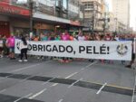 maior-prova-de-10-km-do-pais-faz-homenagem-a-pele,-com-camisa-10-e-mais-de-21-mil-pessoas-em-santos,-sp