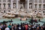 agua-da-fontana-di-trevi,-em-roma,-escurece-em-protesto-pelo-clima