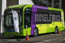 onibus-eletrico-com-passageiros-comeca-a-ser-testado-em-curitiba;-prefeitura-quer-transporte-publico-sustentavel-ate-2024