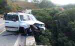 carro-fica-dependurado-em-ponte-apos-condutor-desviar-de-buraco-entre-barbacena-e-tiradentes