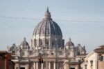 homem-fica-nu-na-basilica-de-sao-pedro-em-protesto-contra-guerra-na-ucrania