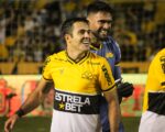 criciuma-vence-atletico-go-em-casa-e-segue-na-cola-da-lideranca-da-serie-b