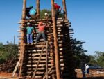 tradicao-centenaria:-moradores-da-zona-rural-de-abaete-preparam-festa-de-santo-antonio-com-fogueira-de-30-metros-de-altura