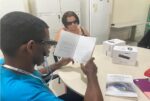 oculos-que-fala:-biblioteca-recebe-dispositivo-de-acessibilidade-para-auxiliar-deficientes-visuais-em-ro