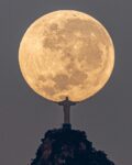 fotografo-registra-cristo-redentor-“abracando”-lua-cheia-e-foto-viraliza