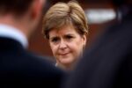 nicola-sturgeon,-ex-lider-da-escocia,-e-solta-apos-prestar-depoimento-sobre-financiamento-de-partido