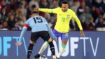 uruguai-x-brasil:-neymar-se-machuca-e-sai-chorando-de-maca-ainda-no-primeiro-tempo