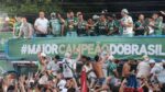 palmeiras-comemora-titulo-do-brasileirao-com-a-torcida-e-provoca-rivais