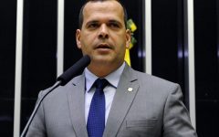 cartao-de-vacinacao-de-deputado-tinha-2a-dose-antes-da-1a;-veja