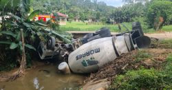 motorista-fica-preso-as-ferragens-apos-caminhao-tombar-em-camboriu