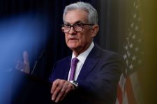 powell-evita-sinalizar-data-para-corte-de-juros-e-quer-mais-confianca-nos-dados