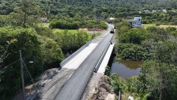 trecho-final-da-rua-das-goiabas,-em-canasvieiras,-comeca-a-ser-pavimentado